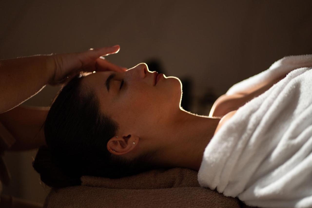 塞萨洛尼基凯悦酒店 外观 照片 A woman receiving a facial massage