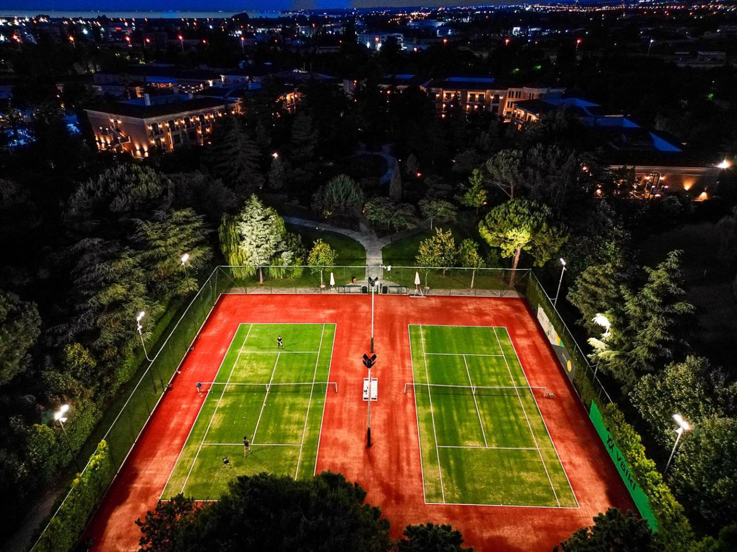 塞萨洛尼基凯悦酒店 外观 照片 Tennis courts at night