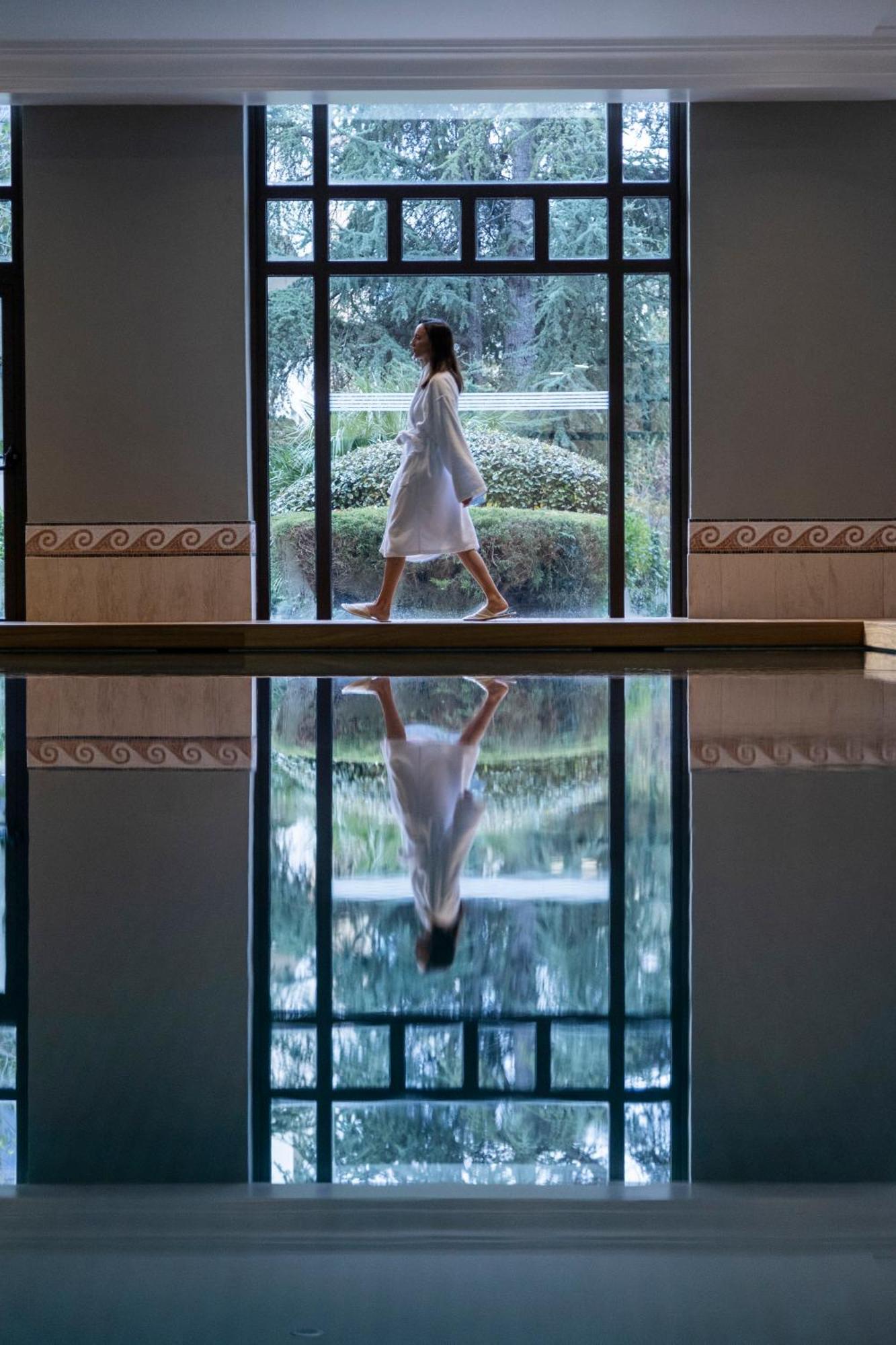 塞萨洛尼基凯悦酒店 外观 照片 A woman in a yukata at a Japanese onsen