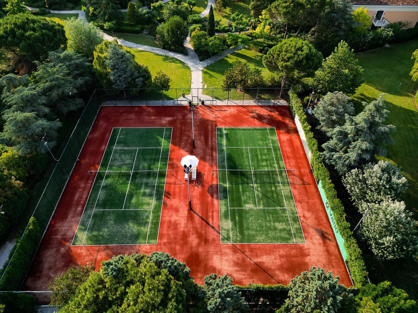 塞萨洛尼基凯悦酒店 外观 照片 Tennis court in the park