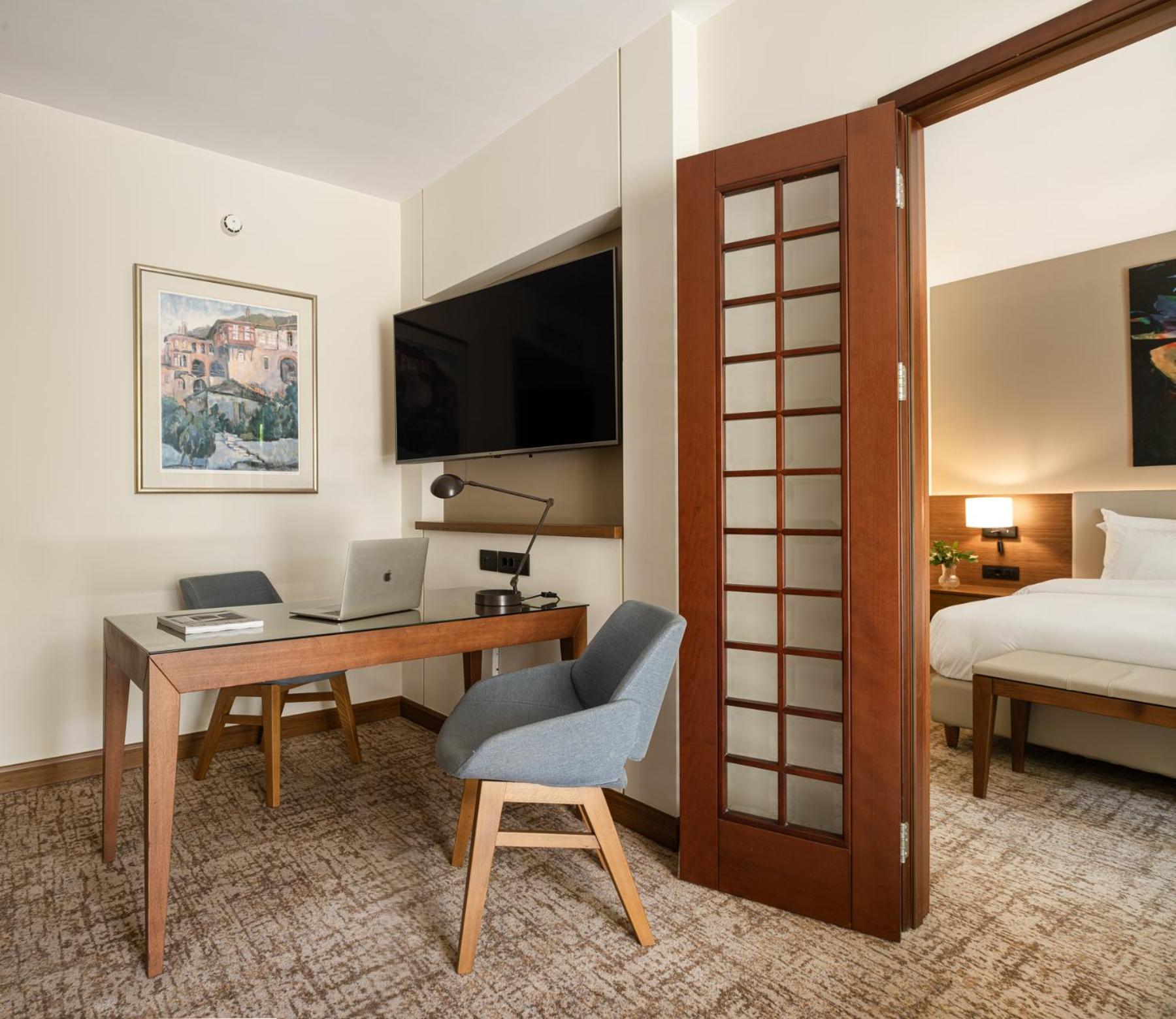 塞萨洛尼基凯悦酒店 外观 照片 A sliding door in a hotel room