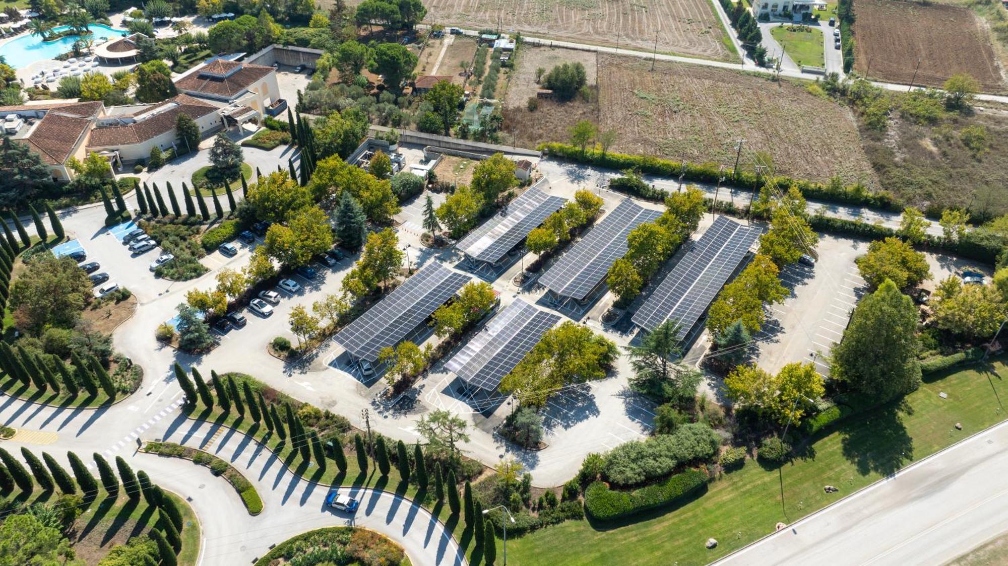 塞萨洛尼基凯悦酒店 外观 照片 Solar panels at the headquarters of the University of California, Santa Barbara